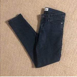 Levi’s Black Mid-Rise Skinny Jeans in Size 4